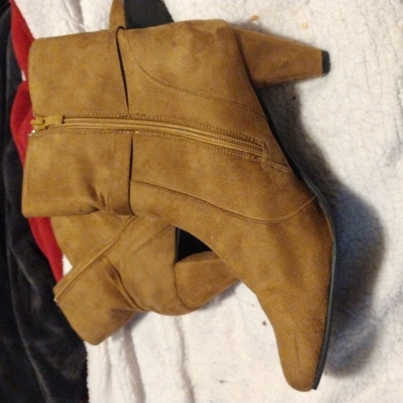 Boston Design Studio sz 9.5W booties with zippers and buckle detail in camel - Picture 2 of 8